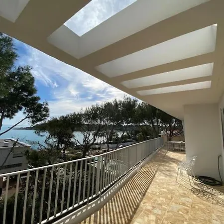Cap D Contemporaine Pied Dans L Eau
