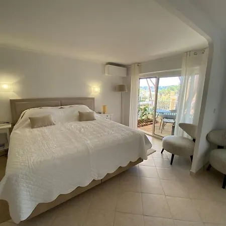 Cap D Contemporaine Pied Dans L Eau Antibes