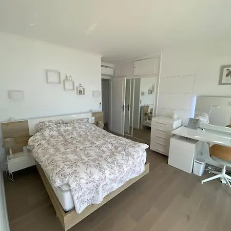 Villa Cap D Contemporaine Pied Dans L Eau