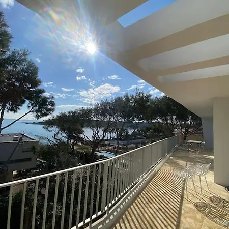 Cap D Contemporaine Pied Dans L Eau